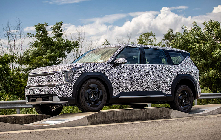 KIA EV9 xe SUV điện mới bị chạy thử trong lớp ngụy trang - 4