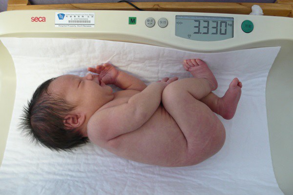 Vì sao khi trao bé sơ sinh, y tá luôn phải thông báo cân nặng cho mẹ? - 1