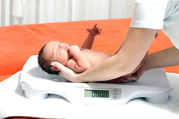 Vì sao khi trao bé sơ sinh, y tá luôn phải thông báo cân nặng cho mẹ? - 2