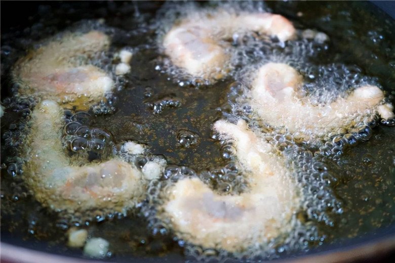 Tôm chiên tẩm thêm thứ này độ ngon tăng gấp nhiều lần, cả nhà ăn không muốn gác đũa - 4