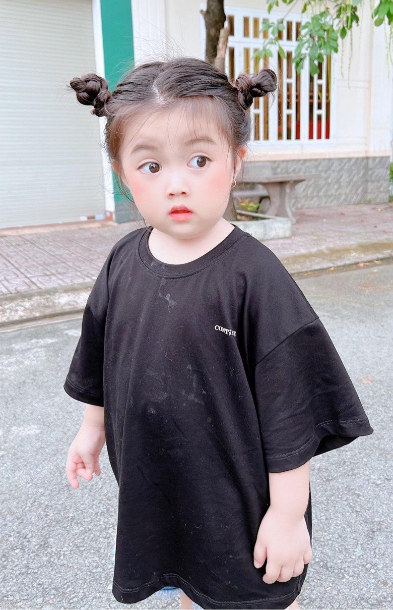 Bé gái 3 tuổi được triệu người yêu thích, nổi tiếng khắp Bình Dương: Mới sinh mẹ thấy rõ xấu - 1