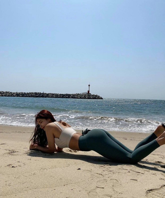 Đệ nhất &#34;hot mom&#34; Hàn Quốc sinh xong càng &#34;căng mọng&#34;, mặc quần ôm bị nói phô phang cơ thể - 12
