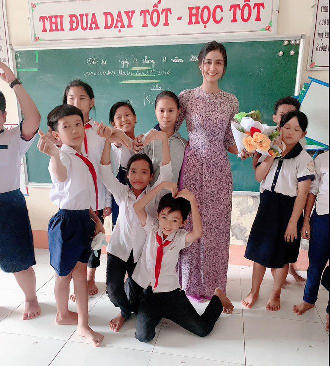 Cô giáo tiểu học xinh nhất Hà Nội khiến phụ huynh ồ ạt hỏi tên trường cho con theo học - 17
