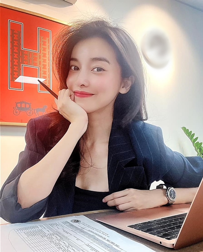 Midu, Hà Hồ diện mốt &#34;cởi mở&#34; đi làm, ai nấy đứng ngồi không yên - 12