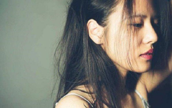 Nhờ chồng cũ đến nhà sửa bóng đèn, anh vừa xắn tay áo, tôi khóc luôn tại chỗ  - 1