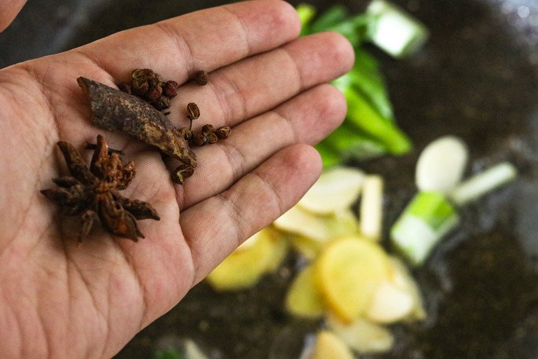 Mát trời làm thịt kho trứng lại thêm vài gia vị kiểu này, ăn xong ai cũng tấm tắc khen - 7