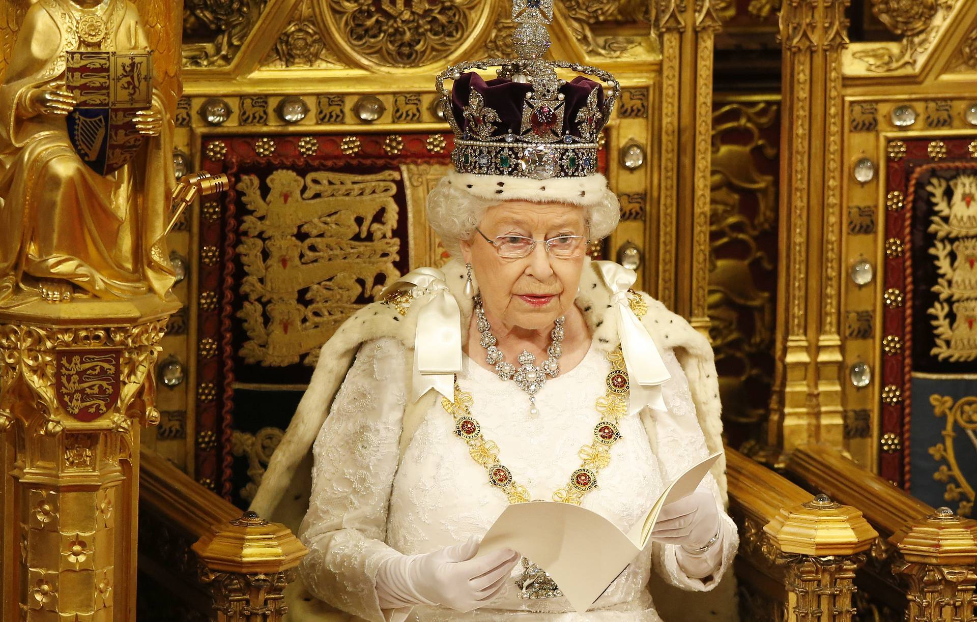 "Nữ hoàng đã ra đi một cách yên bình tại cung điện Balmoral” - 1