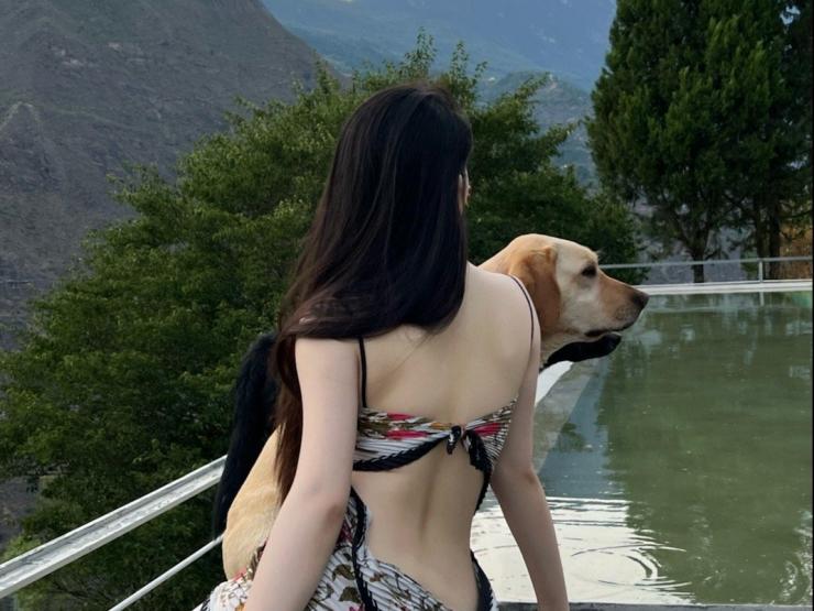 Cô gái đẹp như tiên nữ, “gây sốt” khi khoe lưng trần nõn nà với váy ngủ