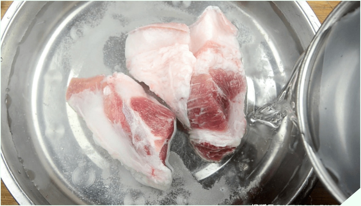 Rã đông thịt đừng dùng nước nóng, cho 2 gia vị này vào, thịt mềm trong 5 phút mà vẫn tươi ngon - 4