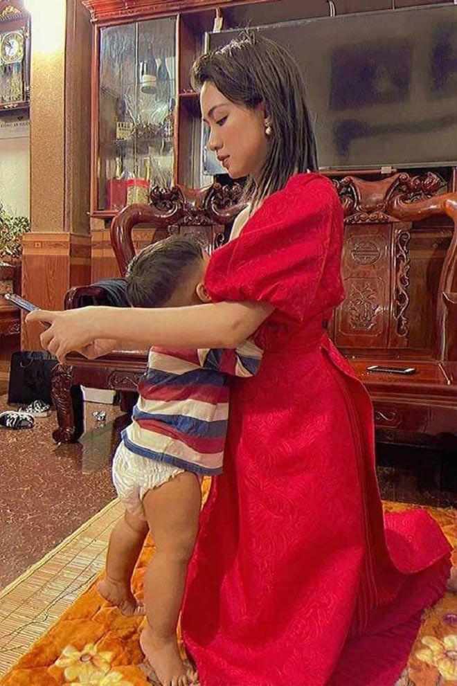 Cảnh mẹ trẻ vén áo cho con bú không kịp ngồi khiến chị em bỉm sữa thấy thương - 5