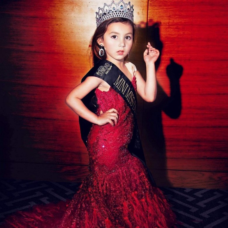 3 bé gái Việt là con lai đăng quang Hoa hậu nhí quốc tế, có bé đẹp hệt Hồ Ngọc Hà - 1