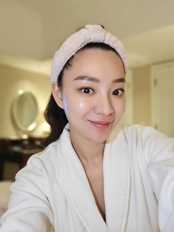 Cựu tiếp viên hàng không làm mẹ 2 con vẫn đẹp "mòn con mắt", 10 năm chồng còn mê như điếu đổ - 8