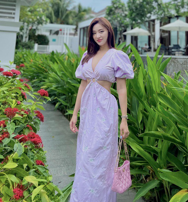 Cựu tiếp viên hàng không làm mẹ 2 con vẫn đẹp "mòn con mắt", 10 năm chồng còn mê như điếu đổ - 2