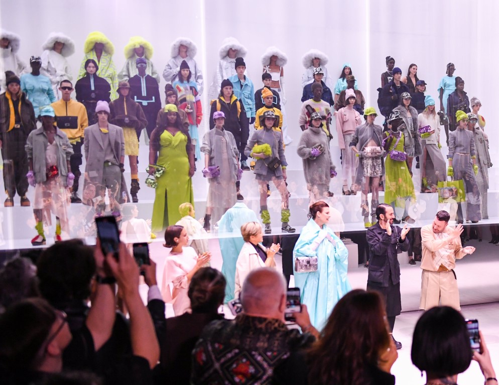 "Siêu mẫu vàng" Linda Evangelista trở lại huy hoàng trên sàn catwalk của Fendi - 1