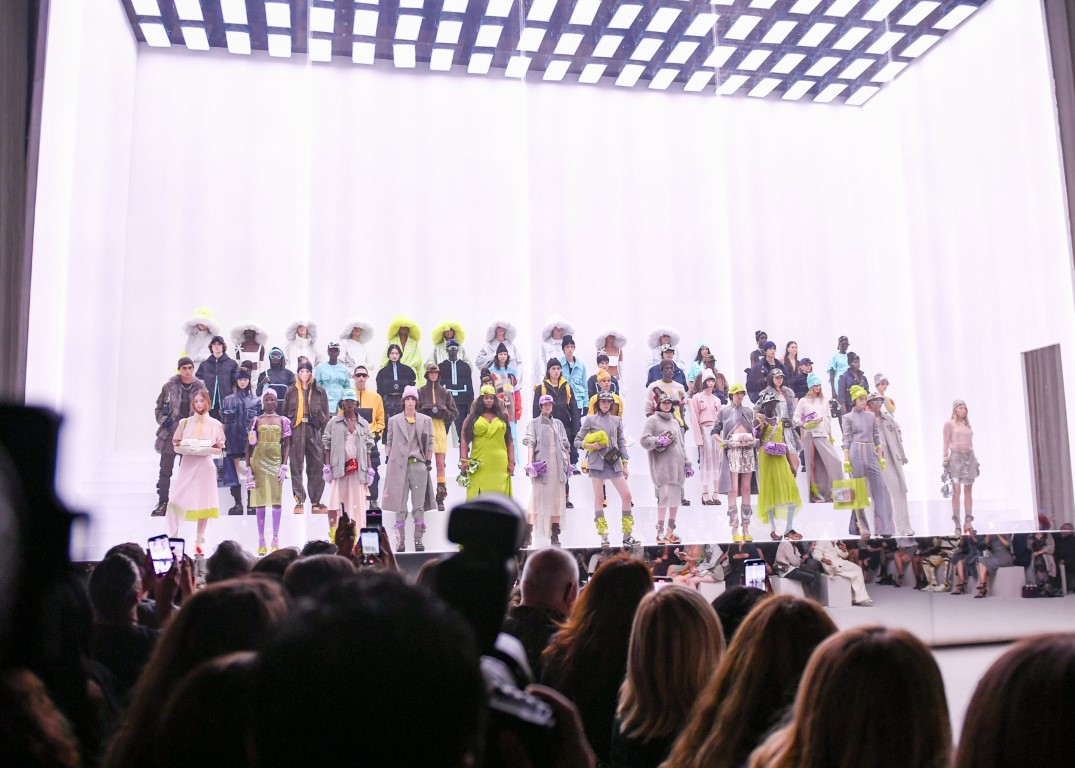 "Siêu mẫu vàng" Linda Evangelista trở lại huy hoàng trên sàn catwalk của Fendi - 3