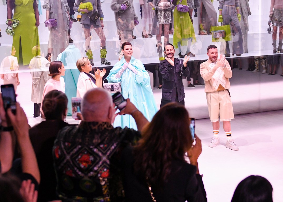 "Siêu mẫu vàng" Linda Evangelista trở lại huy hoàng trên sàn catwalk của Fendi - 4