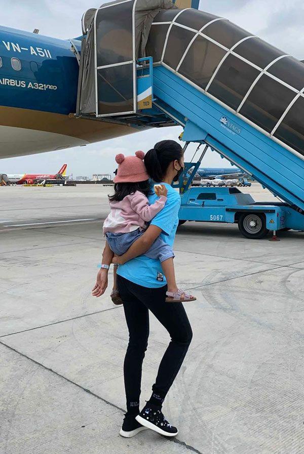 Con gái ở quê của H&#39;Hen Niê đã 6 tuổi, được mẹ cho di chuyển bằng máy bay hạng thương gia - 9