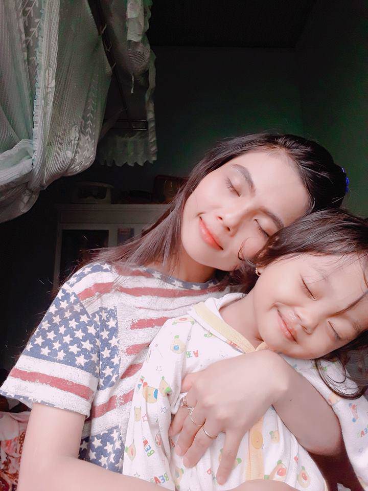 Con gái ở quê của H&#39;Hen Niê đã 6 tuổi, được mẹ cho di chuyển bằng máy bay hạng thương gia - 12