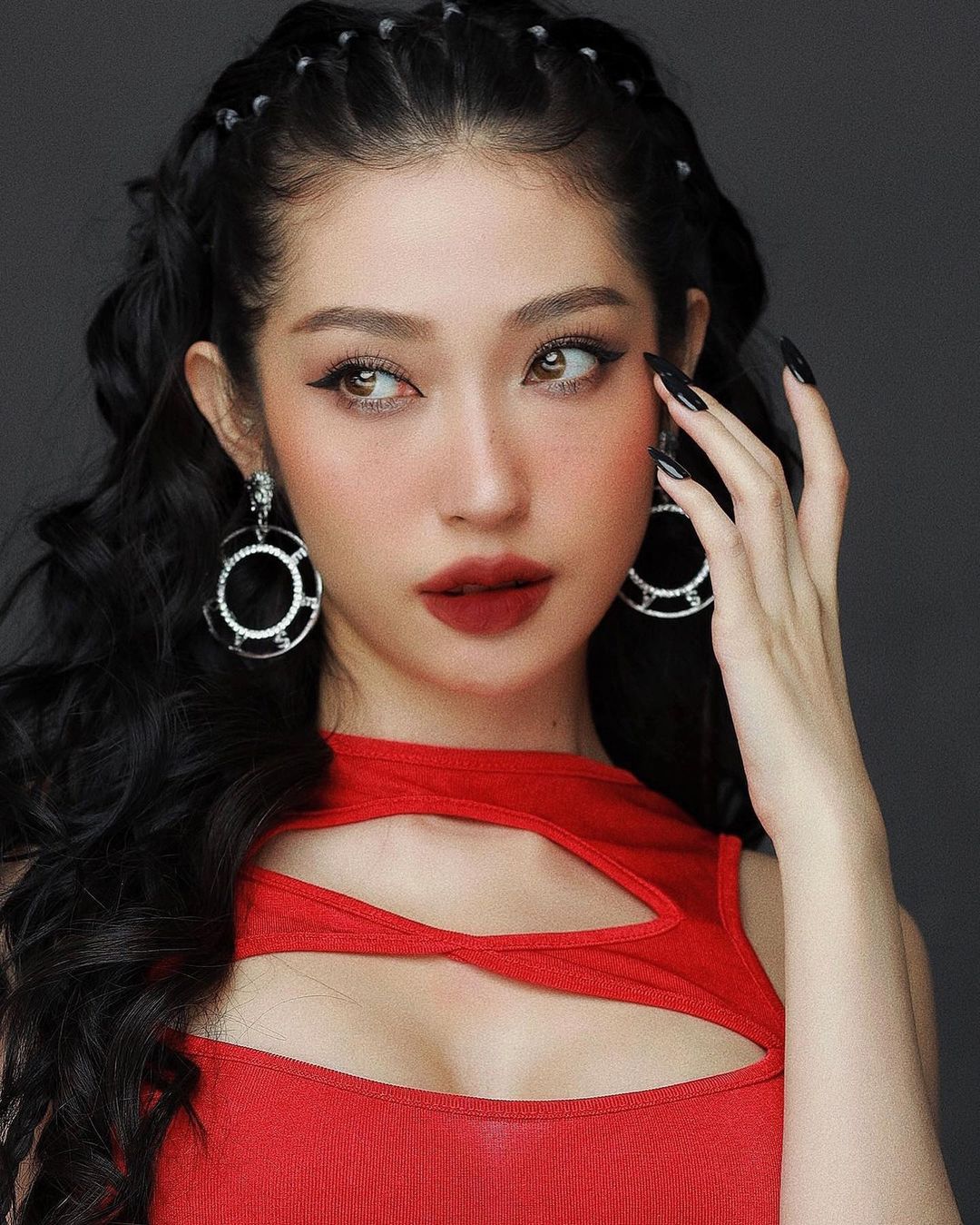 Khổng Tú Quỳnh chinh phục thành công kiểu váy "cơn thịnh nộ mùa hè" - 4