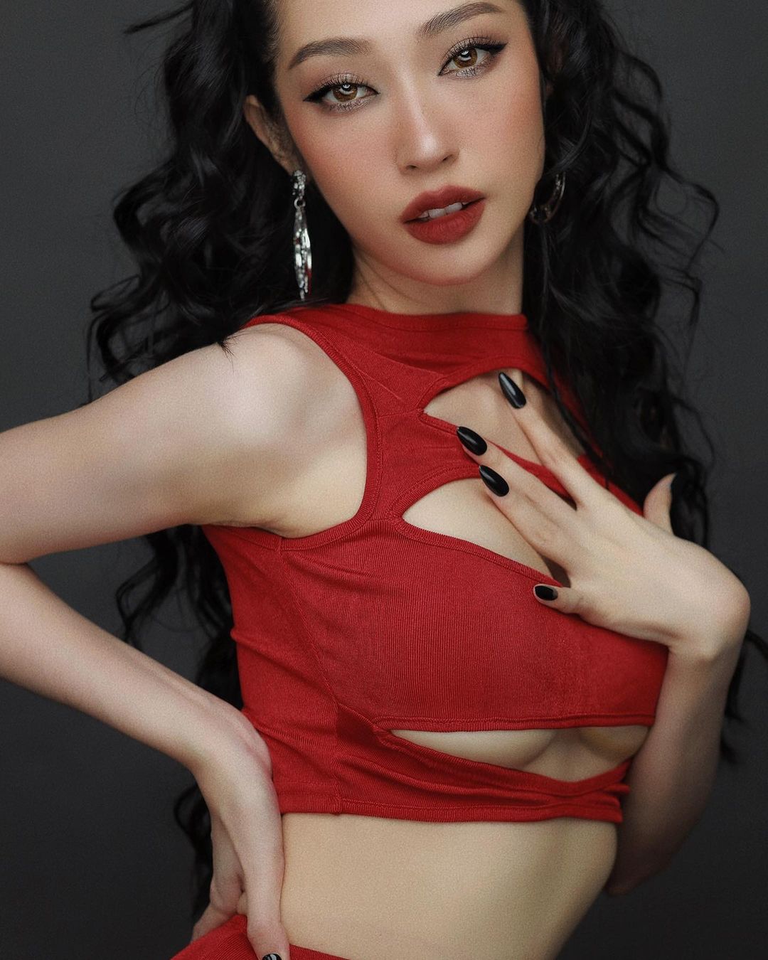 Khổng Tú Quỳnh chinh phục thành công kiểu váy "cơn thịnh nộ mùa hè" - 1