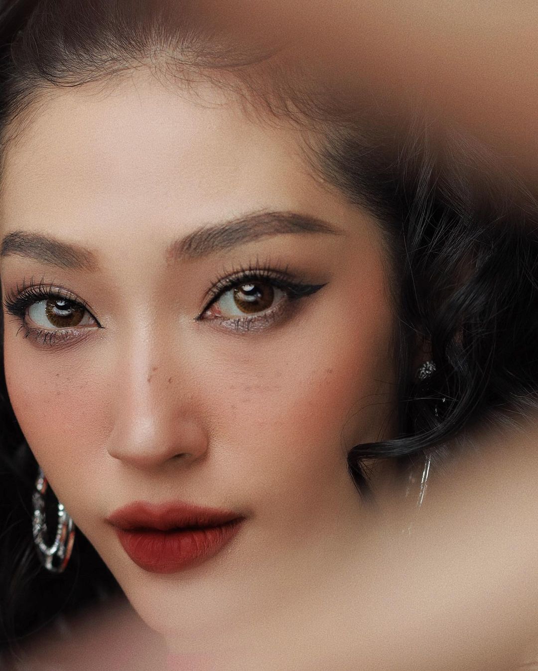 Khổng Tú Quỳnh chinh phục thành công kiểu váy "cơn thịnh nộ mùa hè" - 3