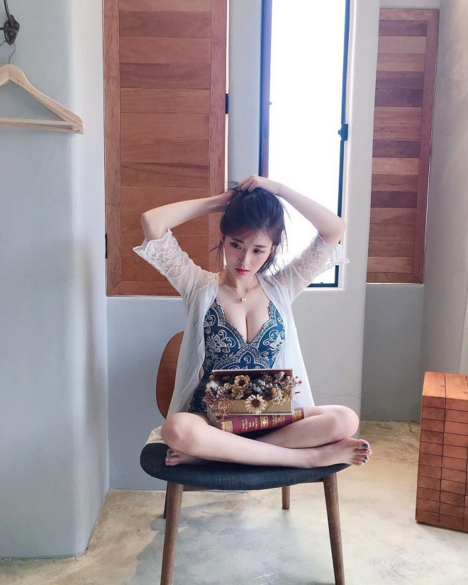 Bà mẹ &#34;hot&#34; nhất Đài Loan 19 tuổi bầu vượt mặt, cho con bú &#34;vòng 1&#34; vẫn căng tràn - 1