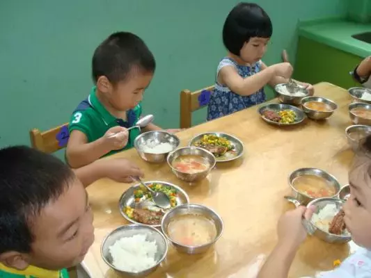 Cô giáo mầm non khoe ảnh cơm trưa ở trường của con, mẹ tức giận lập tức chuyển trường - 3