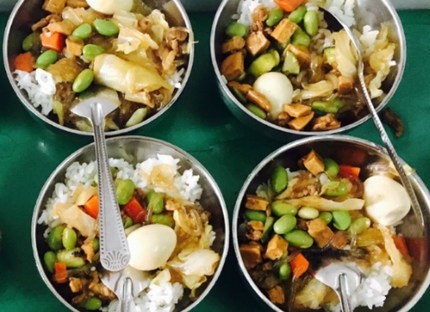 Cô giáo mầm non khoe ảnh cơm trưa ở trường của con, mẹ tức giận lập tức chuyển trường - 1