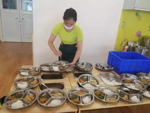 Cô giáo mầm non khoe ảnh cơm trưa ở trường của con, mẹ tức giận lập tức chuyển trường - 2