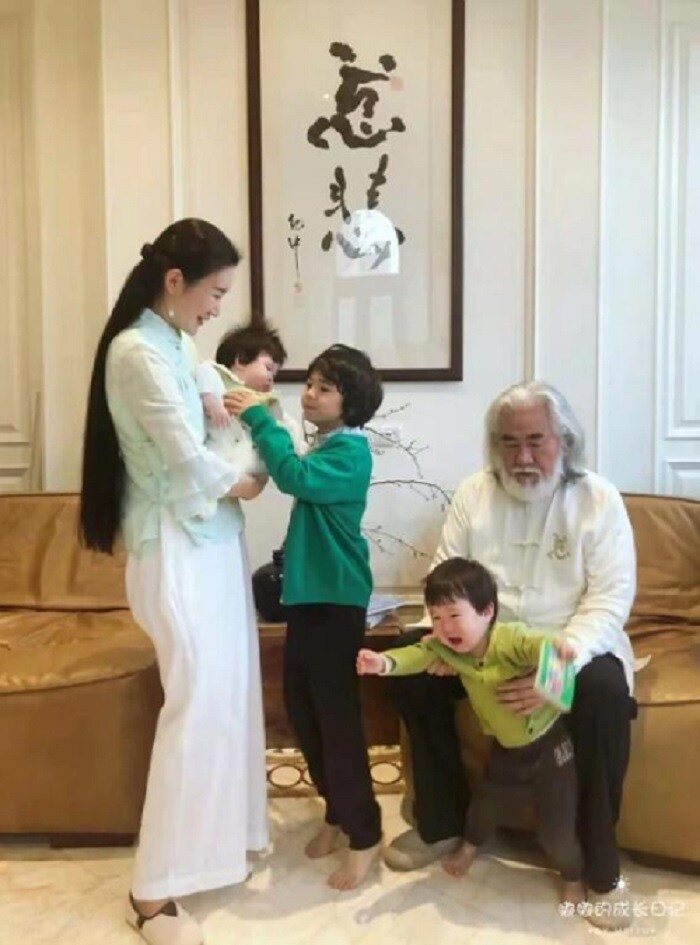Ông lão 71 tuổi cùng vợ đẹp kém 31 tuổi 3 năm đẻ đứa 3 con, tuổi cao vẫn thành thục bỉm sữa - 4