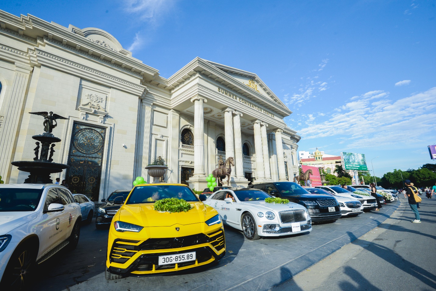 Hàng chục siêu xe đa màu sắc ra đường khiến thành Vinh “rực lửa” - 2