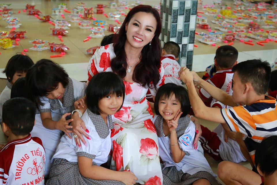 Cựu siêu mẫu Đức Tiến, Hoa hậu Ninh Nguyễn về Việt Nam làm điều đặc biệt - 2