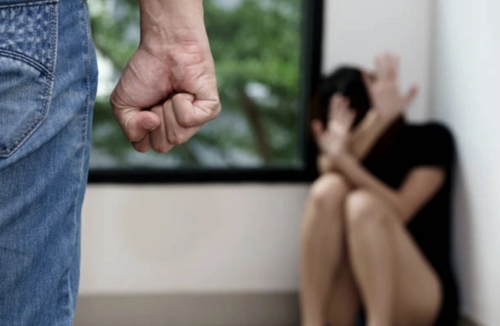 Thấy bố chồng đánh mẹ chồng dã man, con dâu làm điều ai cũng phục - 1