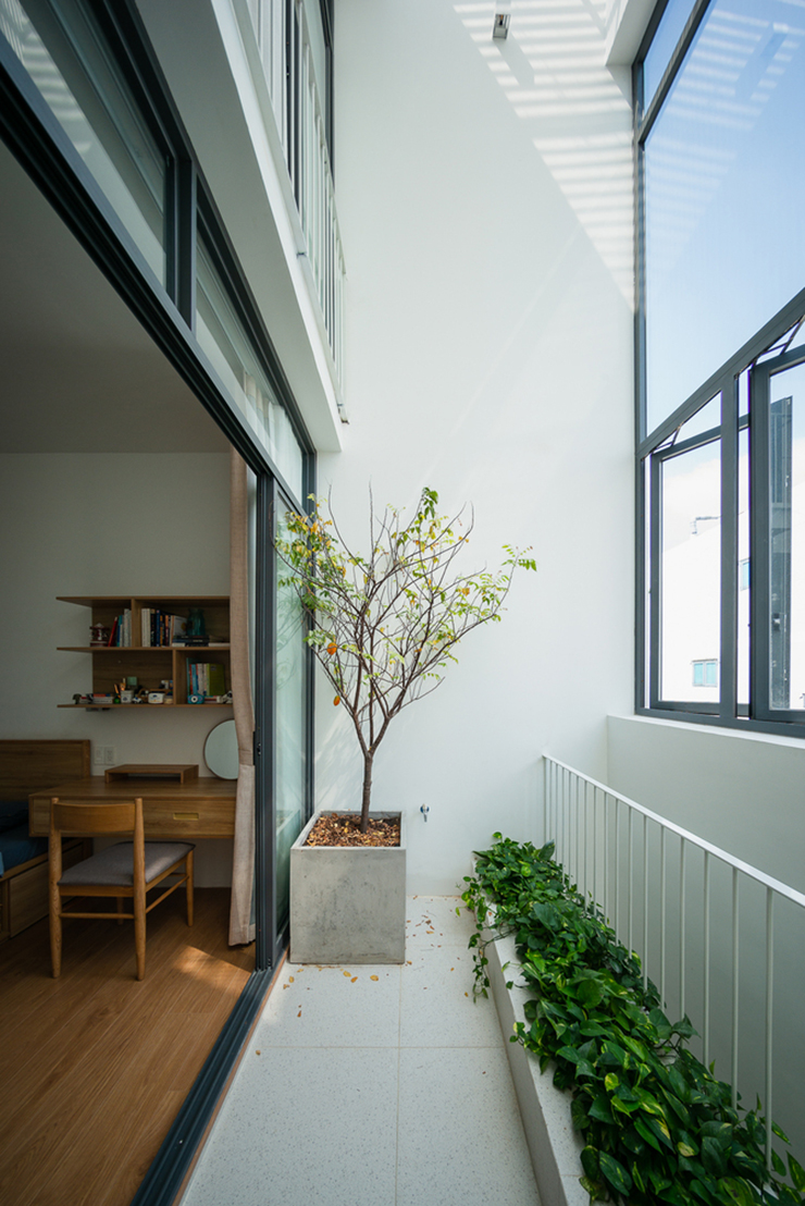 Nhà 50m2 ở TP.HCM gây tò mò vì mang sân vườn, ban công &#34;gói gọn&#34; trong nhà - 3