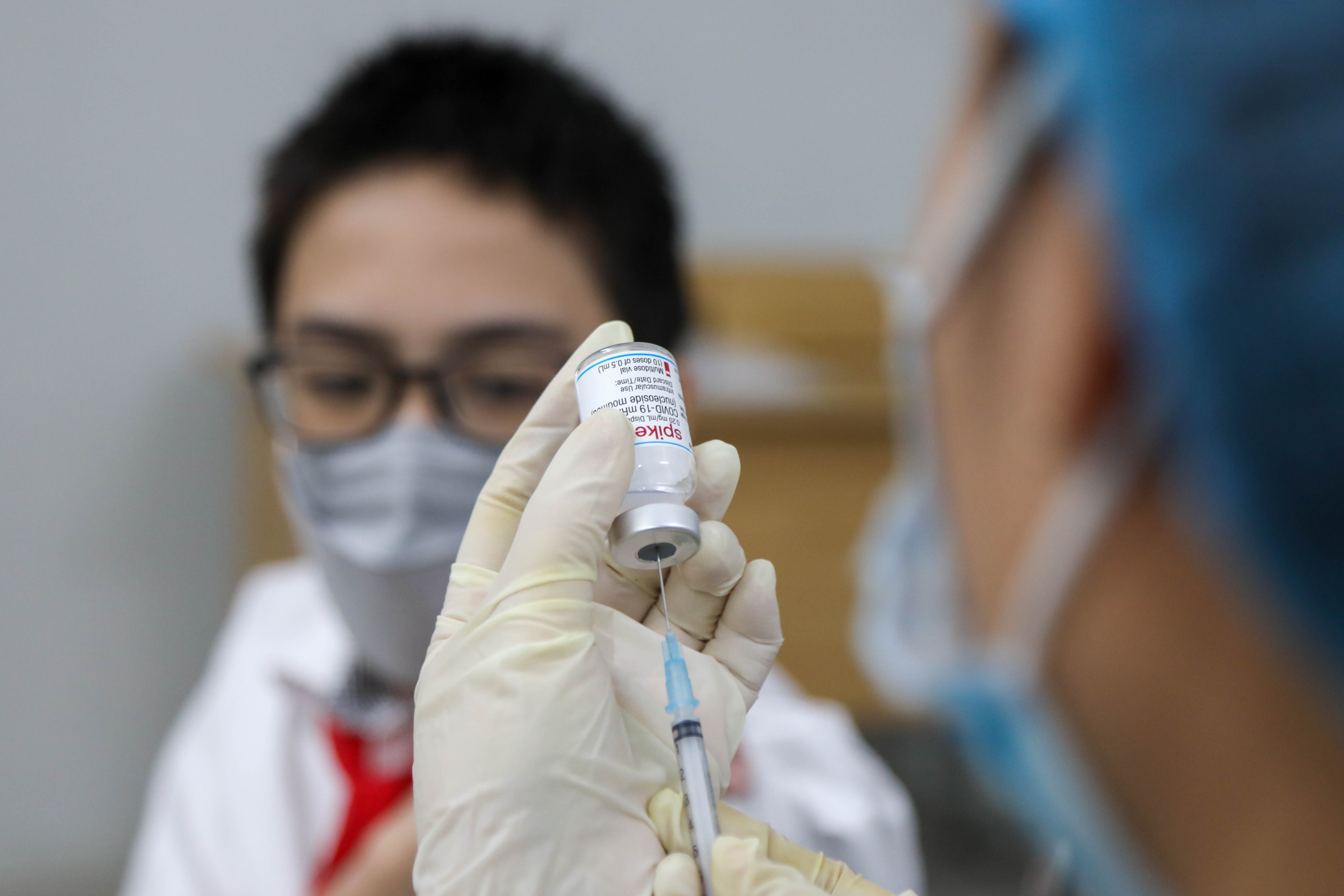 Bộ Y tế lên tiếng việc thiếu vắc-xin Moderna phòng COVID-19 cho trẻ - 1