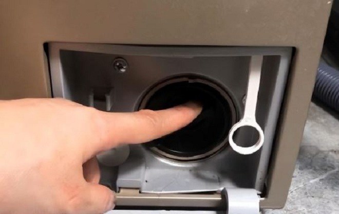 Trên máy giặt có một công tắc ẩn, bật lên nước bẩn sẽ chảy ra nhưng nhiều người không biết - 1