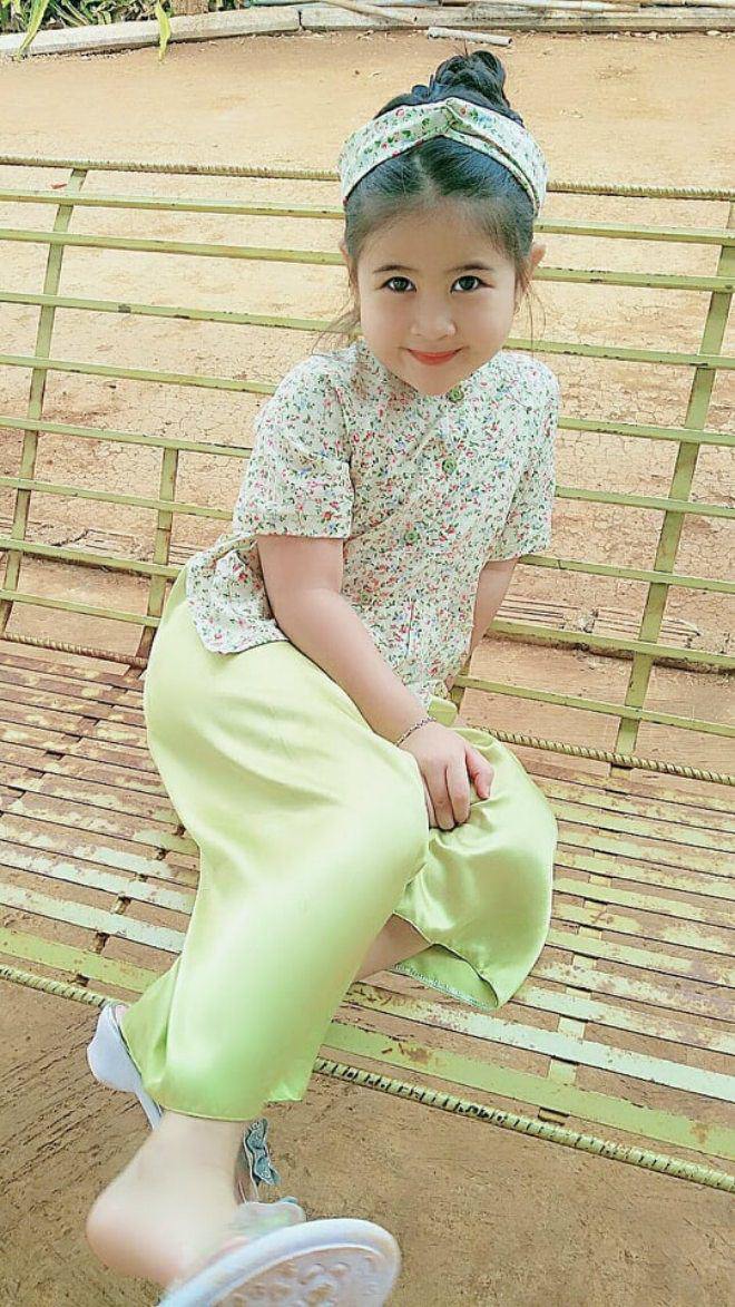 Bé gái Gia Lai giống hệt mỹ nhân đẹp nhất Philippines: Học mẫu giáo biết giúp mẹ đơn thân kiếm tiền mưu sinh - 4