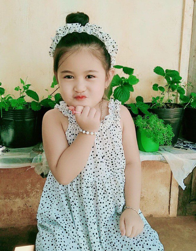 Bé gái Gia Lai giống hệt mỹ nhân đẹp nhất Philippines: Học mẫu giáo biết giúp mẹ đơn thân kiếm tiền mưu sinh - 3