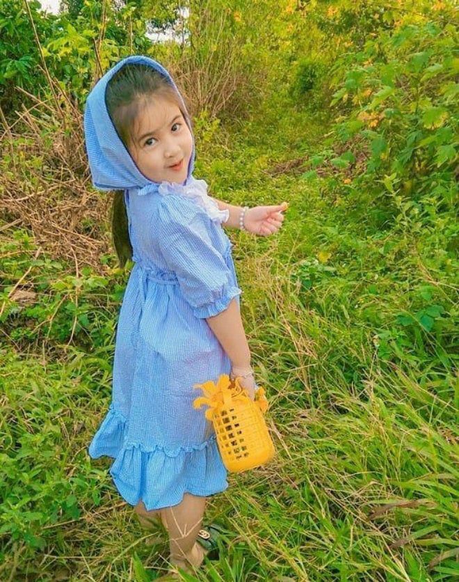 Bé gái Gia Lai giống hệt mỹ nhân đẹp nhất Philippines: Học mẫu giáo biết giúp mẹ đơn thân kiếm tiền mưu sinh - 8