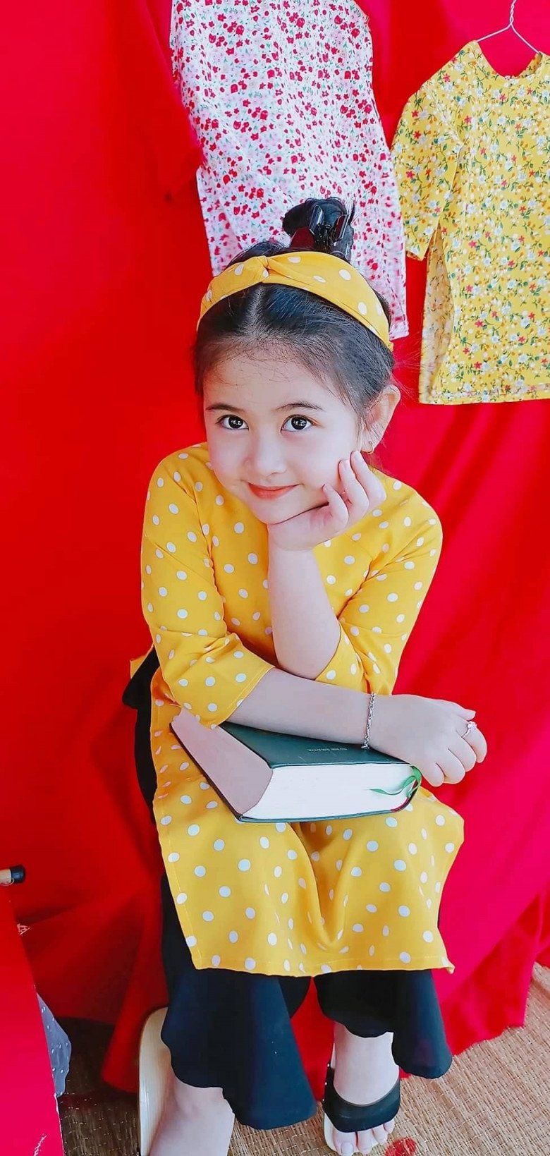 Bé gái Gia Lai giống hệt mỹ nhân đẹp nhất Philippines: Học mẫu giáo biết giúp mẹ đơn thân kiếm tiền mưu sinh - 5