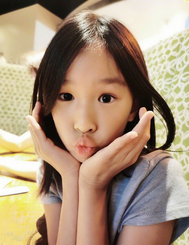 Mỹ nhân Trương Đình khổ sở vì con gái bị chê "mẹ công con quạ", nay ái nữ thay đổi nhận không ra - 2