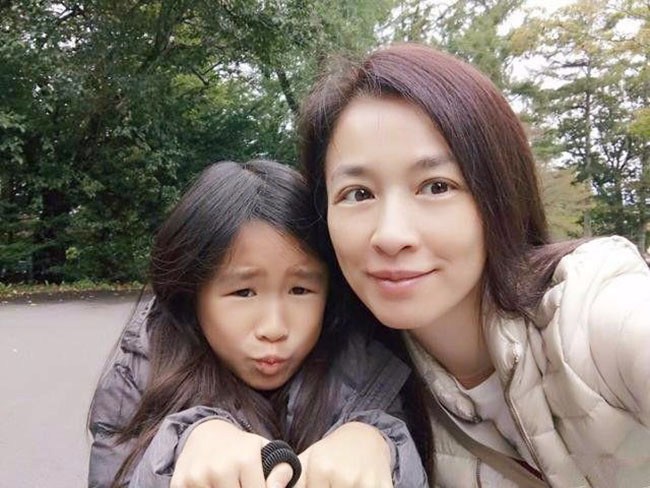 Mỹ nhân Trương Đình khổ sở vì con gái bị chê "mẹ công con quạ", nay ái nữ thay đổi nhận không ra - 3