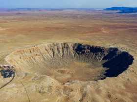 Miệng núi lửa nằm giữa sa mạc khô cằn, là kết quả của vụ va chạm với thiên thạch
