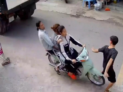Giao thông - Clip: Dở khóc dở cười, thanh niên đi bộ bị 3 cô gái húc bay lên xe máy