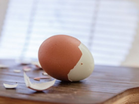 Luộc trứng đừng dại cho ngay vào nồi, nhớ làm điều này trước trứng không nứt lại dễ bóc vỏ