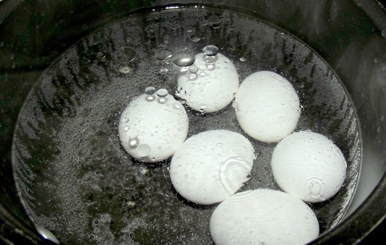 Luộc trứng đừng dại cho ngay vào nồi, nhớ làm điều này trước trứng không nứt lại dễ bóc vỏ - 2