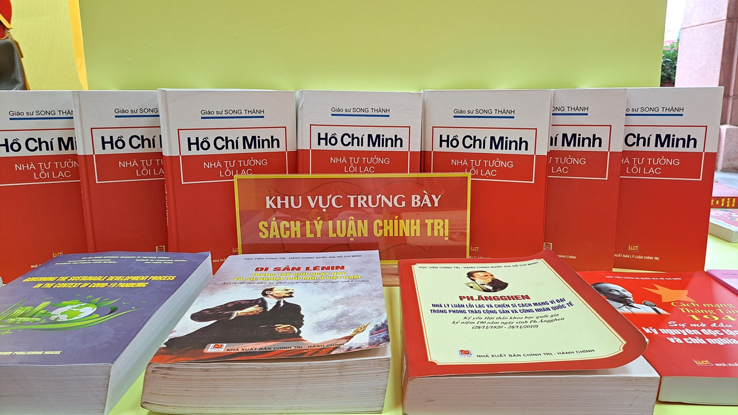 Trưng bày 2.500 cuốn sách, tư liệu, hiện vật nhân dịp Kỷ niệm 70 năm ngày truyền thống ngành Xuất bản Việt Nam - 5