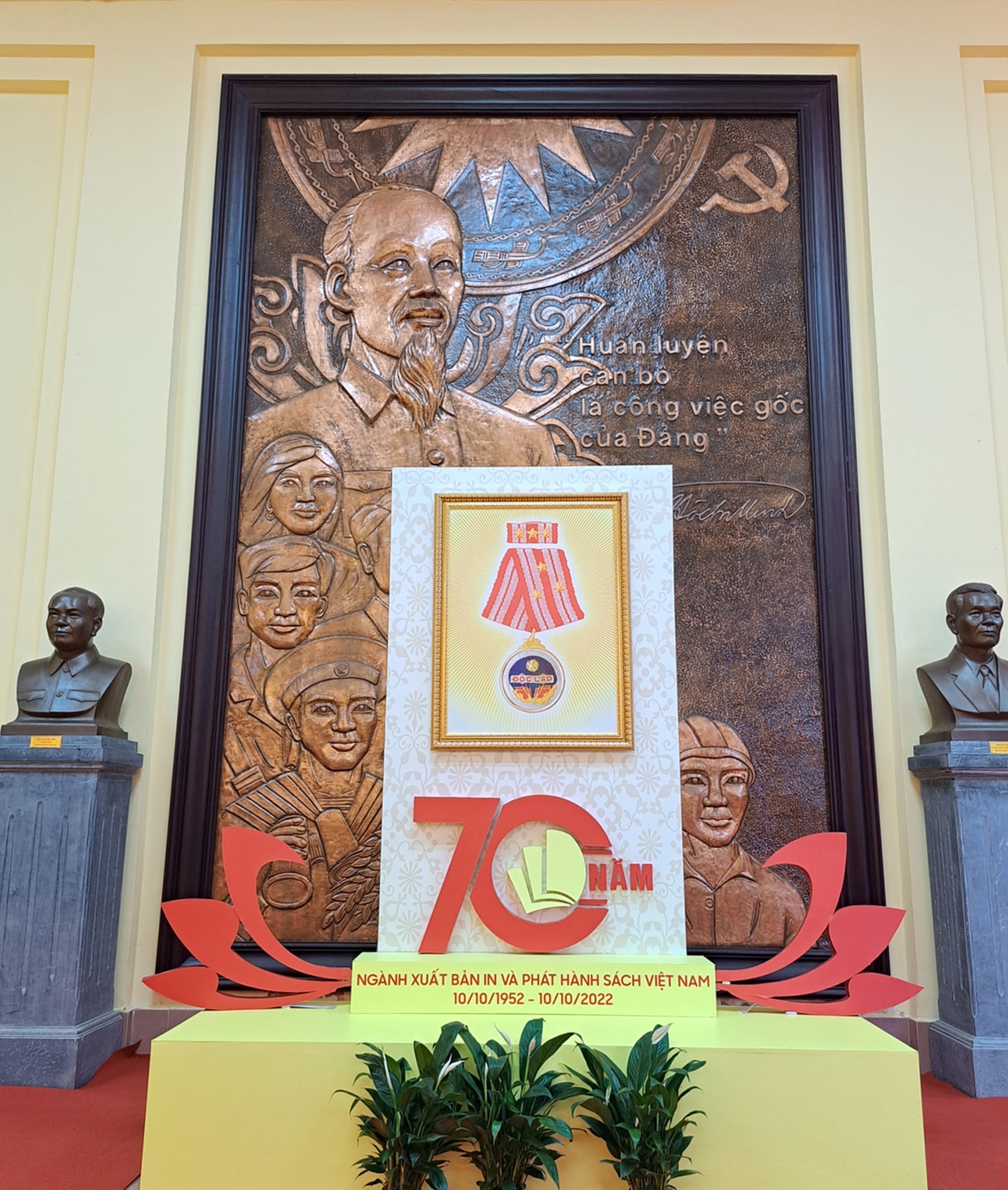 Trưng bày 2.500 cuốn sách, tư liệu, hiện vật nhân dịp Kỷ niệm 70 năm ngày truyền thống ngành Xuất bản Việt Nam - 7