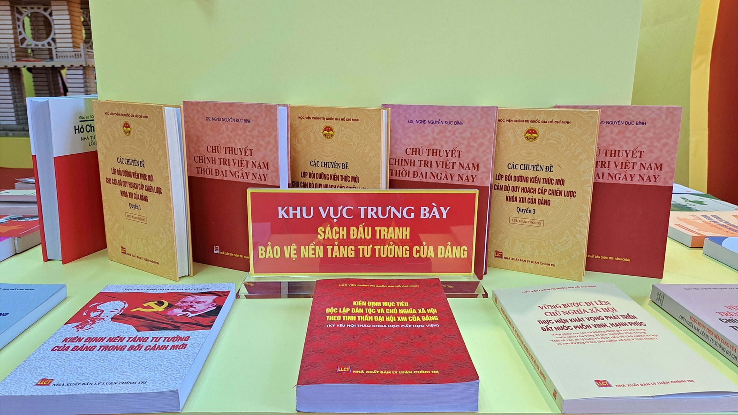 Trưng bày 2.500 cuốn sách, tư liệu, hiện vật nhân dịp Kỷ niệm 70 năm ngày truyền thống ngành Xuất bản Việt Nam - 10
