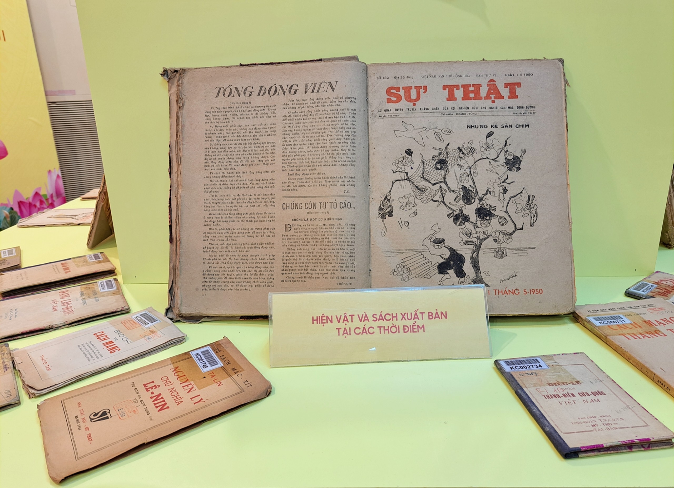 Trưng bày 2.500 cuốn sách, tư liệu, hiện vật nhân dịp Kỷ niệm 70 năm ngày truyền thống ngành Xuất bản Việt Nam - 12
